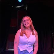 Profesora de inglés imparte clases a niños de nivel primario